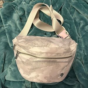 Lululemon city adventure 2.5L bag